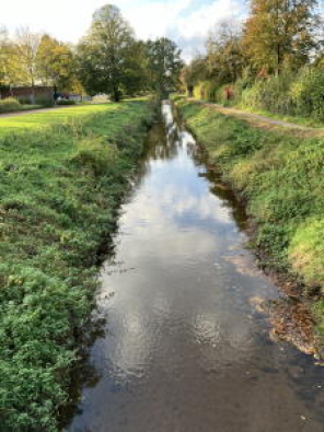 Rotbach mit begleitendem Wanderweg