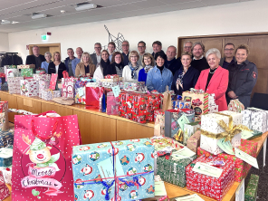 Gruppenbild Geschenke Wunschbaumaktion Gruppenbild Geschenke Wunschbaumaktion