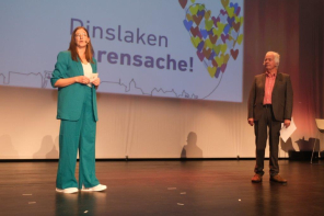 Moderatoren bei der Ehrenamtspreisverleihung 2024 