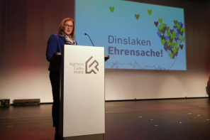 Michaela Eislöffel am Rednerpult auf der Bühne der KTH 