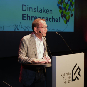 Mann auf der Bühne am Rednerpult der KTH 