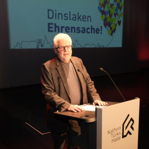 Mann auf der Bühne am Rednerpult der KTH 