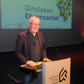Mann auf der Bühne am Rednerpult der KTH 