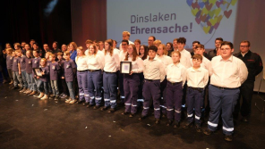 Gruppenbild Jugendfeuerwehr auf der Bühne 
