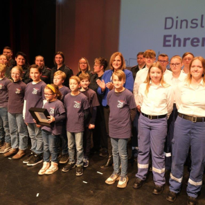 Kinder und Jugendfeuerwehr auf der Bühne der KTH 