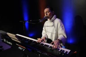 Frau singt und spielt Keyboard
