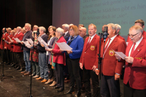 Chor singt gemeinsam auf der Bühne der KTH 