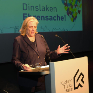 Frau hält eine Rede auf der Bühne der KTH
