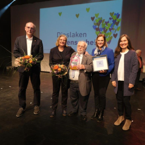 Preisträger der Ehrenamtspreisverleihung auf der Bühne der KTH