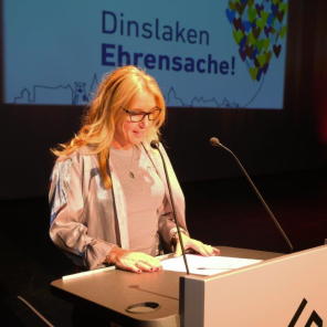 Frau hält eine Rede auf der Bühne der KTH 