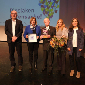 Preisträger der Ehrenamtspreisverleihung auf der Bühne der KTH