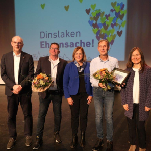 Preisträger der Ehrenamtspreisverleihung auf der Bühne der KTH