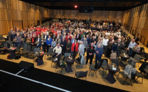Gruppenbild des Publikums und den Preisträgern der Ehrenamtspreisverleihung in der KTH 