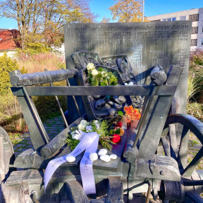Leiterwagen zum Gedenken geschmückt Leiterwagen zum Gedenken geschmückt