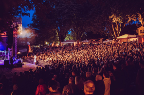 volles Burgtheater in Dinslaken zu einem Konzert im Rahmen des FANTASTIVALS im Dunkeln