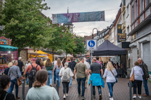 Menschen auf der Duisburger Straße in Dinslaken zu den DIN-Tagen 2023 inklusive mehrerer Informations- und Verkaufsständen