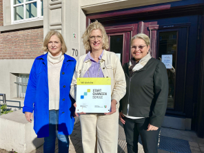 Bürgermeisterin Michaela Eislöffel, Nicole Wardenbach und Jessica Steigerwald mit der Schulplakette Bürgermeisterin Michaela Eislöffel, Nicole Wardenbach und Jessica Steigerwald mit der Schulplakette