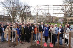 Pflanzen von Pflaumenbäumen (Geschenk aus Agen) am 22.03.2025 am Museum Voswinckelshof. Foto von Ingo Lammert