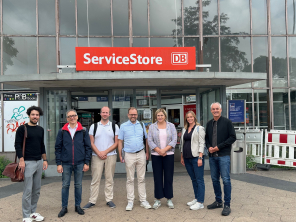 Foto, von links nach rechts: Lukas Suter, Axel Praglowski (beide Praglowski Architekten), Jens Thieme (Deutsche Bahn), Carsten Kirchhoff (NRW.URBAN), Bürgermeisterin Michaela Eislöffel, Jana Wandiger, Alexandro Hugenberg (beide Stadtentwicklung Dinslaken)