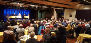 Veranstaltung im Saal mit Bühne Gemeinsamkeiten der Religionen  