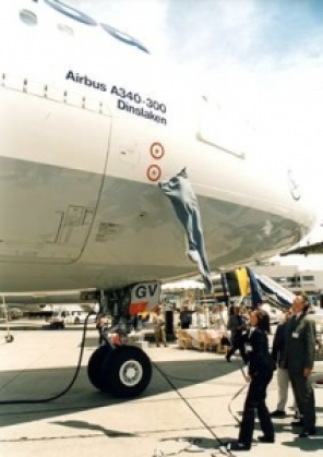Airbus A340-300 mit dem Namen "Dinslaken"