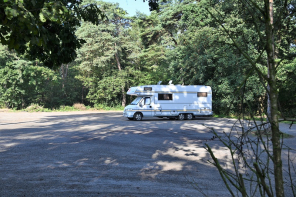 womo-stellplatz1_gs_klein.jpg Wohnmobil auf einem Parkplatz