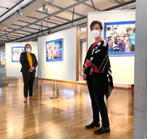 Bürgermeisterin Michaela Eislöffel und Birgit Stifter vom Friedensdorf International im Museum Voswinckelshof im März 2021 Bürgermeisterin Michaela Eislöffel und Birgit Stifter vom Friedensdorf International im Museum Voswinckelshof im März 2021