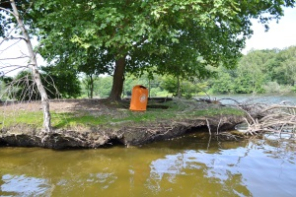 Mülleimer auf Insel im Rotbachsee Mülleimer auf Insel im Rotbachsee