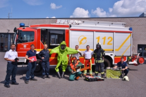feuerwehr_klein.jpg Feuerwehr vor einem Feuerwehrwagen