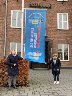 Bürgermeisterin Michaela Eislöffel und Angelika Supper von der städtischen Stabsstelle Nachhaltige Entwicklung vor dem Hissen der Fahne am Rathaus am 06.12.2021 Bürgermeisterin Michaela Eislöffel und Angelika Supper von der städtischen Stabsstelle Nachhaltige Entwicklung vor dem Hissen der Fahne am Rathaus am 06.12.2021