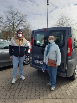 Margot Wydra und SuS 09-Jugendtrainer Christian Halfmann auf dem Weg zum Impfzentrum in Wesel (Quelle: SuS 09 Dinslaken) Margot Wydra und SuS 09-Jugendtrainer Christian Halfmann auf dem Weg zum Impfzentrum in Wesel (Quelle: SuS 09 Dinslaken)
