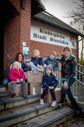 stellvertretende Kita-Leiterin Sandra Remke (links im Bild) und die erste Vorsitzende des Elternbeirats Katja Lortz mit Kinder des Elternbeirates 2021 stellvertretende Kita-Leiterin Sandra Remke (links im Bild) und die erste Vorsitzende des Elternbeirats Katja Lortz mit Kinder des Elternbeirates 2021