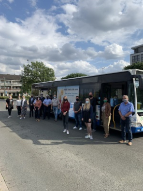 Klar is cool - Kampagne 2020 Klar is cool - Kampagne 2020 Menschen vor einem Bus