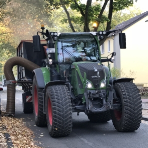 laubsauger_din-service.jpg Traktor mit einem Laubsauger