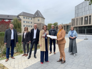 ministerin_ina_scharrenbach.jpg Bild vor dem Ententeich mit der Ministerin Scharrenbach