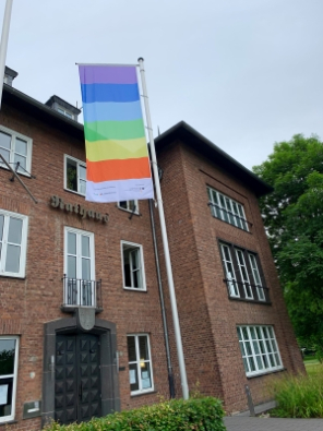 Regenbogenfahne vor dem Dinslakener Rathaus 23.06.2021 Regenbogenfahne vor dem Dinslakener Rathaus 23.06.2021
