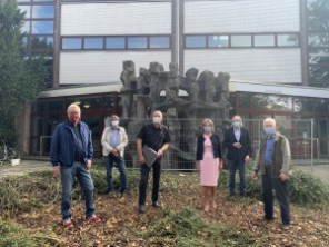 Foto von links nach rechts: Ronny Schneider (Vorsitzender des Kultur- und Partnerschaftsausschusses), Thomas Termath (Leiter Geschäftsbereich „Bildung, Kultur, Freizeit, Sport“ der Stadtverwaltung), Restaurator Werner Paetzke, Kulturdezernentin Christa Jahnke-Horstmann, Dr. Ulrich Tekathen, Dr. Peter Theißen (Leiter Museum Voswinckelshof) Foto von links nach rechts: Ronny Schneider (Vorsitzender des Kultur- und Partnerschaftsausschusses), Thomas Termath (Leiter Geschäftsbereich „Bildung, Kultur, Freizeit, Sport“ der Stadtverwaltung), Restaurator Werner Paetzke, Kulturdezernentin Christa Jahnke-Horstmann, Dr. Ulrich Tekathen, Dr. Peter Theißen (Leiter Museum Voswinckelshof)