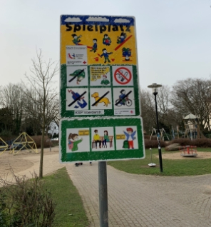 Spielplatzschild mit Maskenhinweis Spielplatzschild mit Maskenhinweis