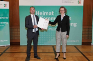 Urkundenübergabe DIN FLEG-Geschäftsführer Dominik Erbelding und Ministerin Ina Scharrenbach am 22.06.2021 Urkundenübergabe DIN FLEG-Geschäftsführer Dominik Erbelding und Ministerin Ina Scharrenbach am 22.06.2021