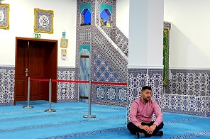 Gästeführer Omür Hafizoglu in der Moschee Gästeführer Omür Hafizoglu in der Moschee