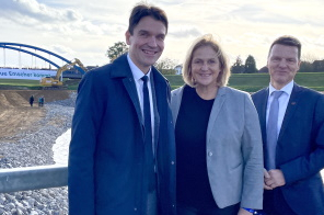 Foto von Prof. Pätzel, Michaela Eislöffel und Dirk Haarmann an der Emscher