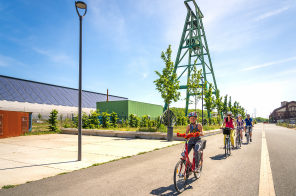 Radfahrer vor der Zeche Lohberg