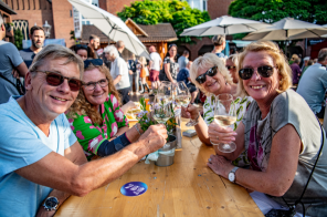 Leute sitzen zusammen beim Feierabendmarkt am Tisch Leute sitzen zusammen beim Feierabendmarkt am Tisch