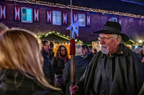 Dinslakeners Nachtwächter beim Advent an der Burg 