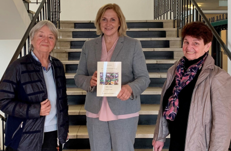 Bild vor der Treppe von Renate Posth, Michaela Eislöffel und Lilo Wallerich Bild vor der Treppe von Renate Posth, Michaela Eislöffel und Lilo Wallerich
