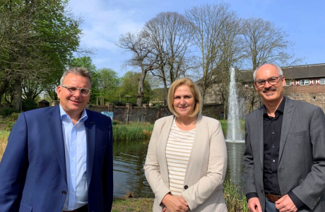 Bild von Mario Balgar, Michaela Eislöffel und Alexandro Hugenberg vor dem Ententeich Bild von Mario Balgar, Michaela Eislöffel und Alexandro Hugenberg vor dem Ententeich