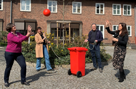 Bild beim Ballwerfen mit der roten pausentonne Bild beim Ballwerfen mit der roten pausentonne