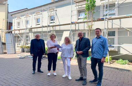 Gruppenbild mit Bürgermeisterin vor einem Bau Gruppenbild mit Bürgermeisterin vor einem Bau