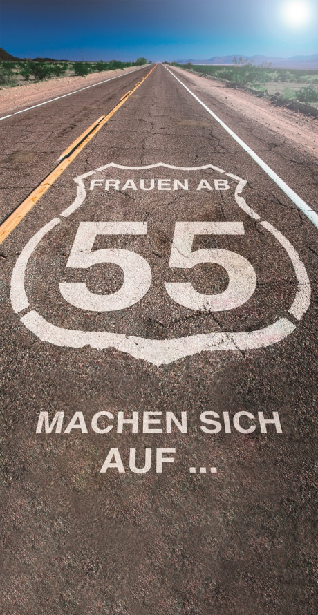 Foto einer Straße mit der Aufschrift Frauen ab 55 machen sich auf