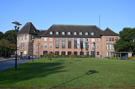 Blick vom Stadtpark auf das Dinslakener Rathaus